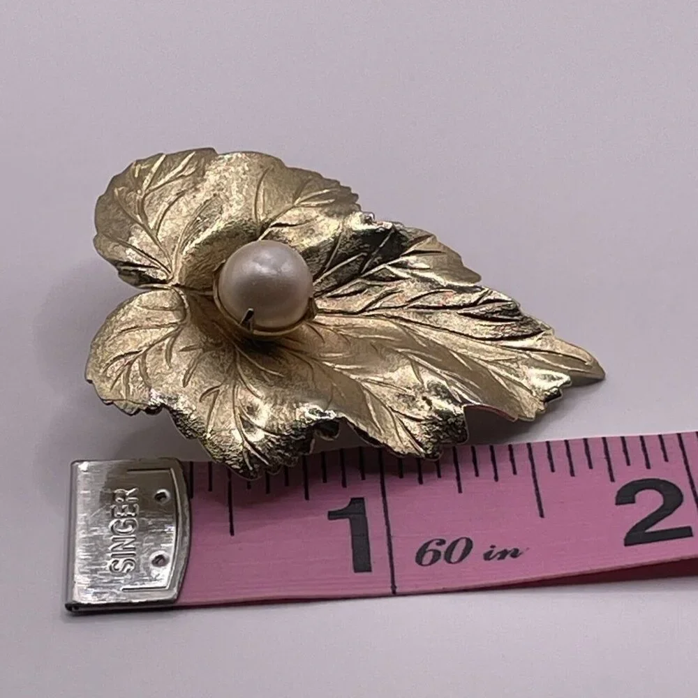 Vintage Sarah Coventry Gold Tone Faux Pearl 3D Leaf‎ Brooch Pin Textured